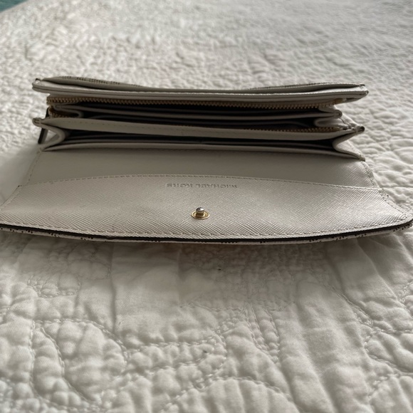 Michael Kors: wallet - Picture 3 of 4